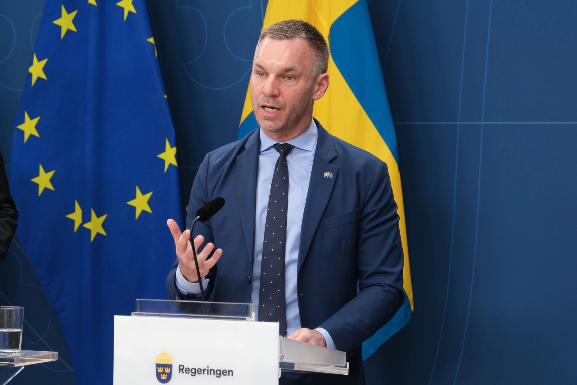 Vill stänga ute länder från upphandling