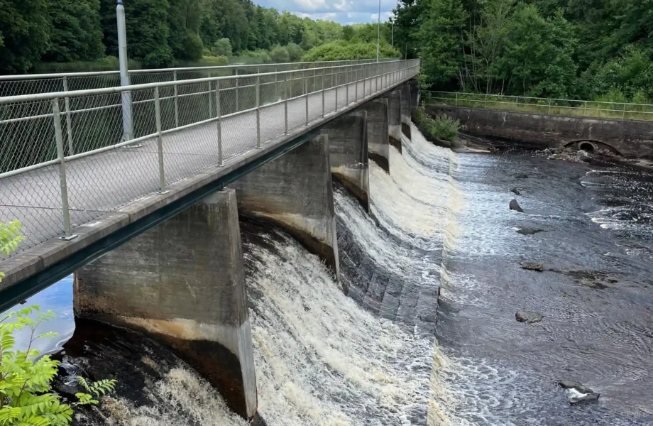 Köper tre vattenkraftverk på ett bräde