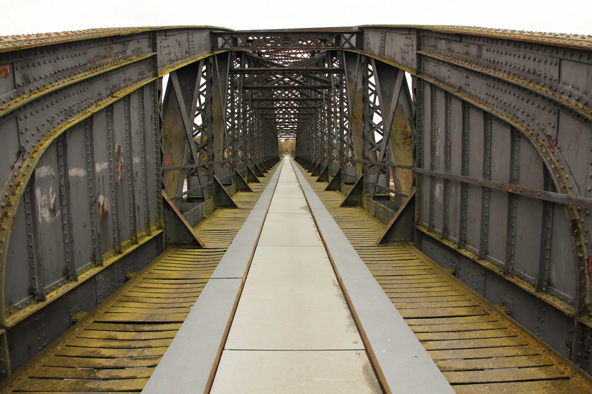 Historiska bron har rasat