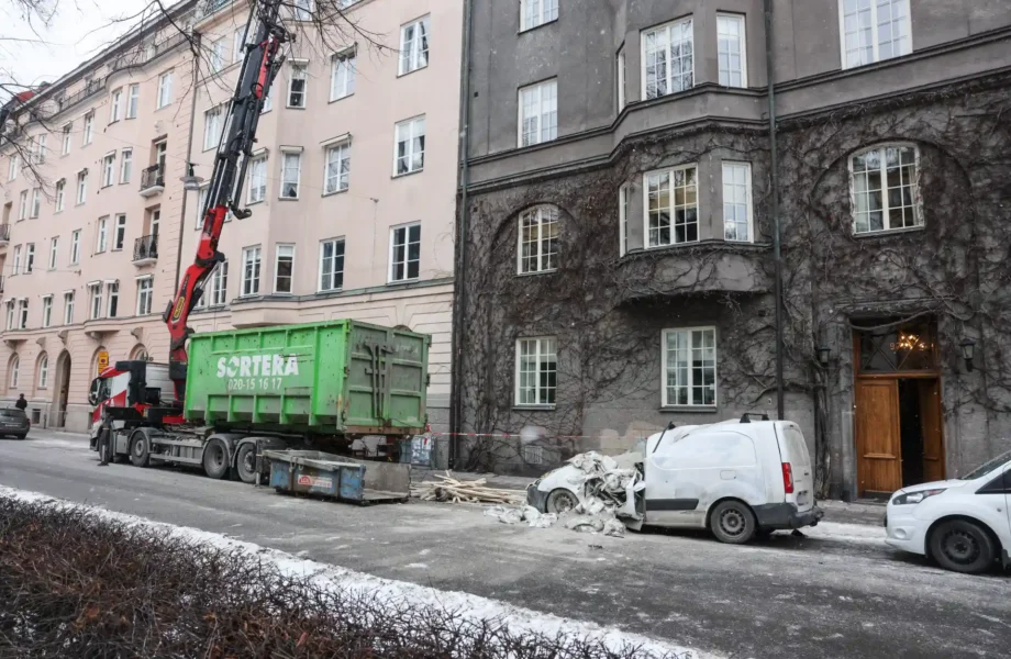 Lyftkran tappade last – krossade bil i Stockholm