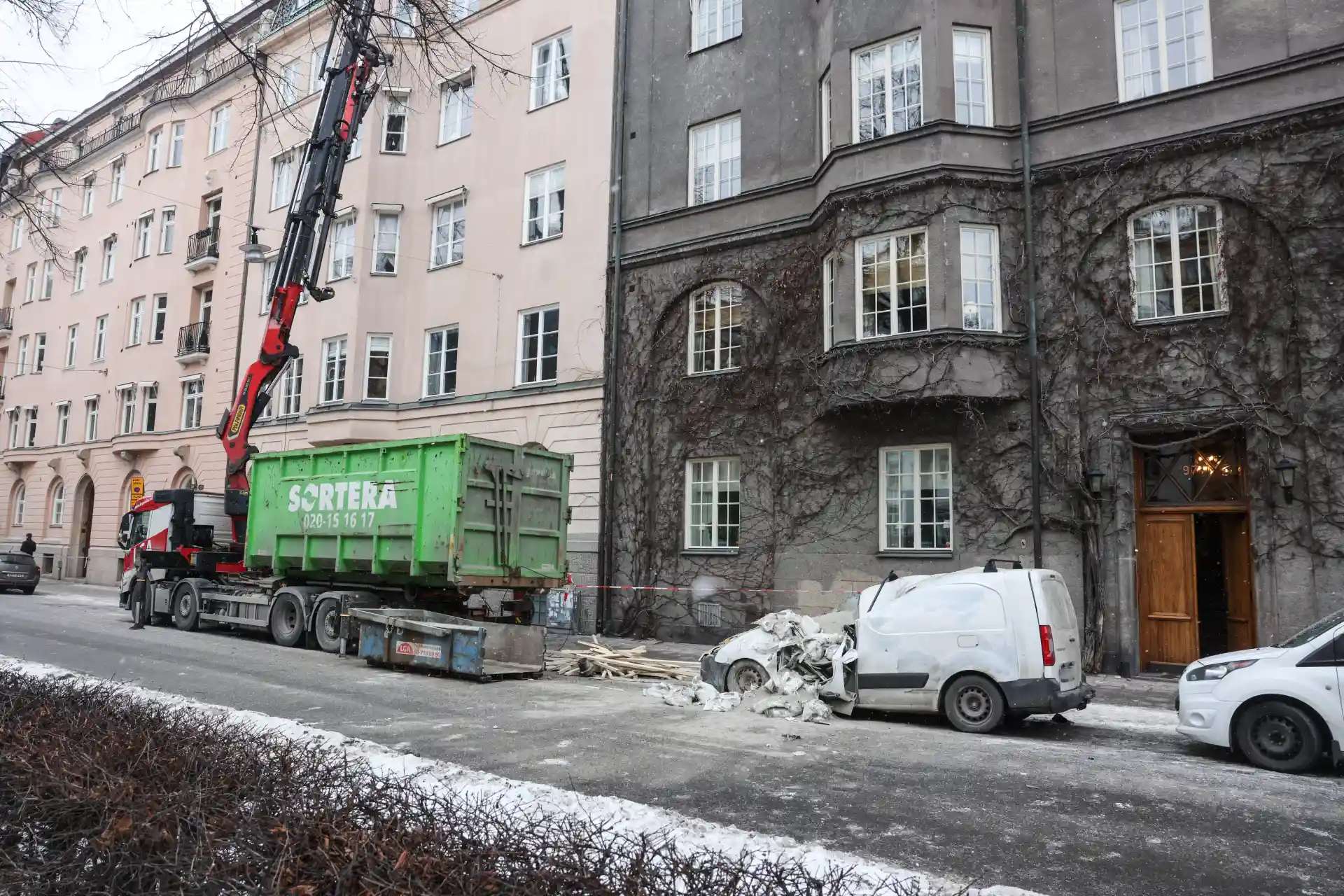 Lyftkran tappade last – krossade bil i Stockholm