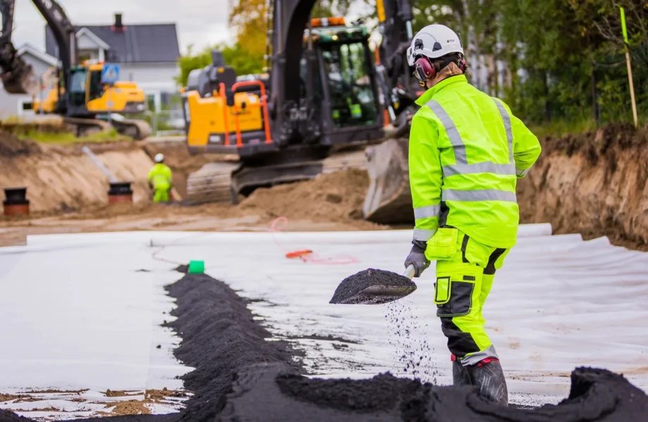 Nyab växlar upp med två stora vägkontrakt