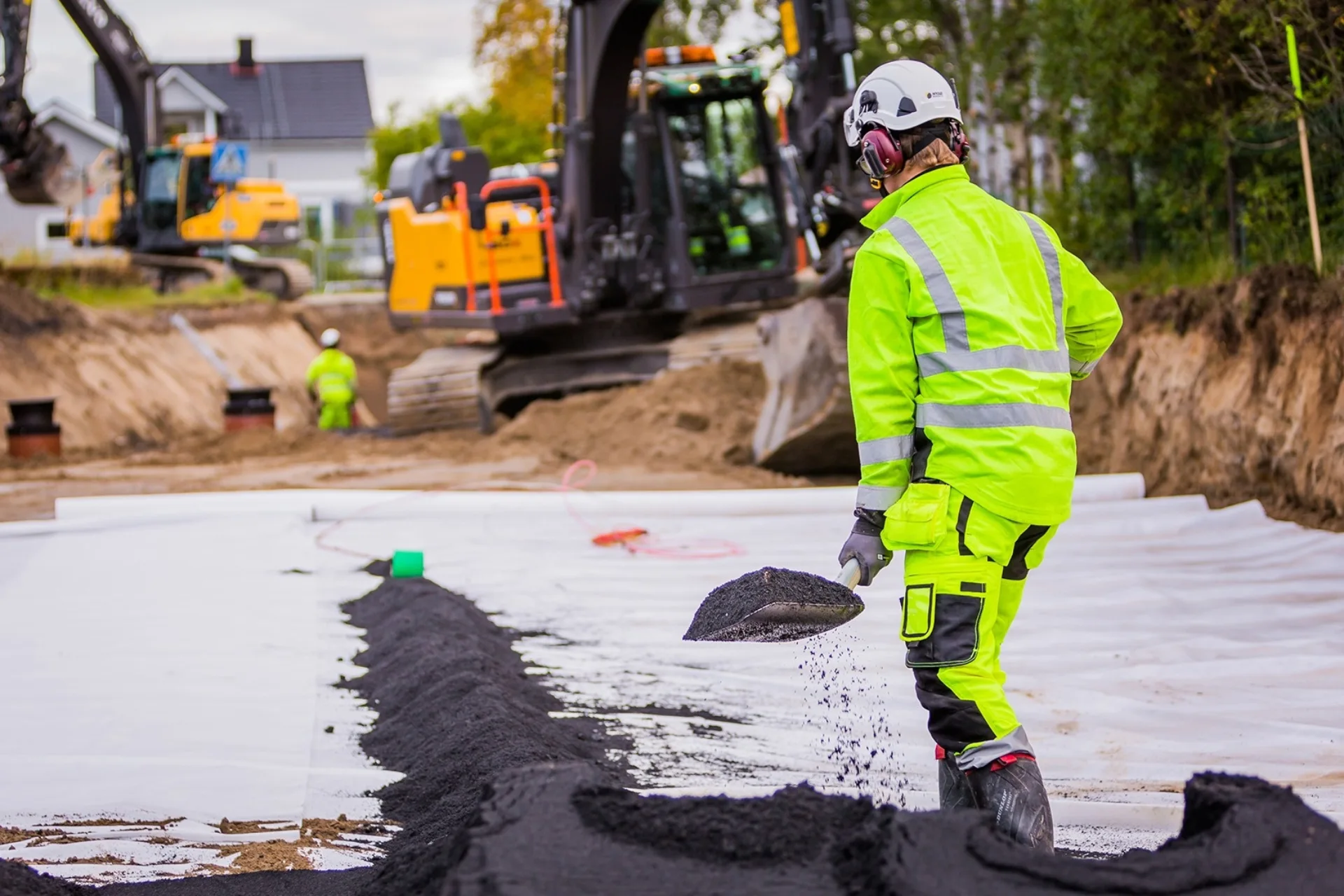 Nyab växlar upp med två stora vägkontrakt