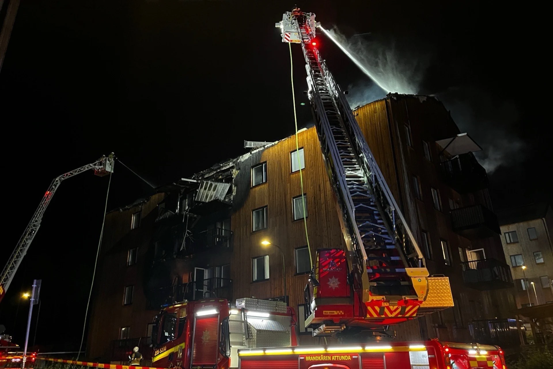 Byggbrister bakom våldsam brand i flerbostadshus