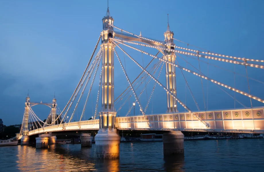 Sprickor upptäckta i 150-åriga bron – stänger direkt