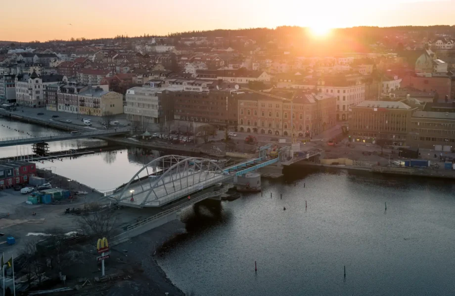 Nu är nya bron på plats
