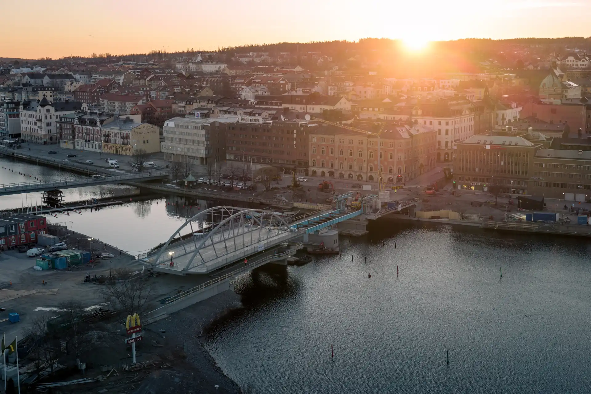Nu är nya bron på plats