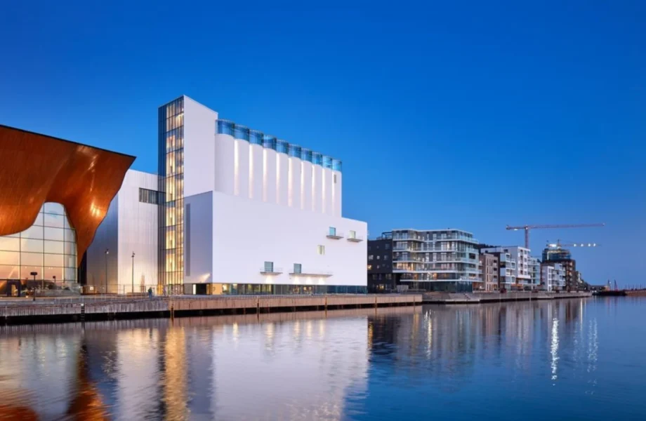 Fasaden har rasat på prestigebygget