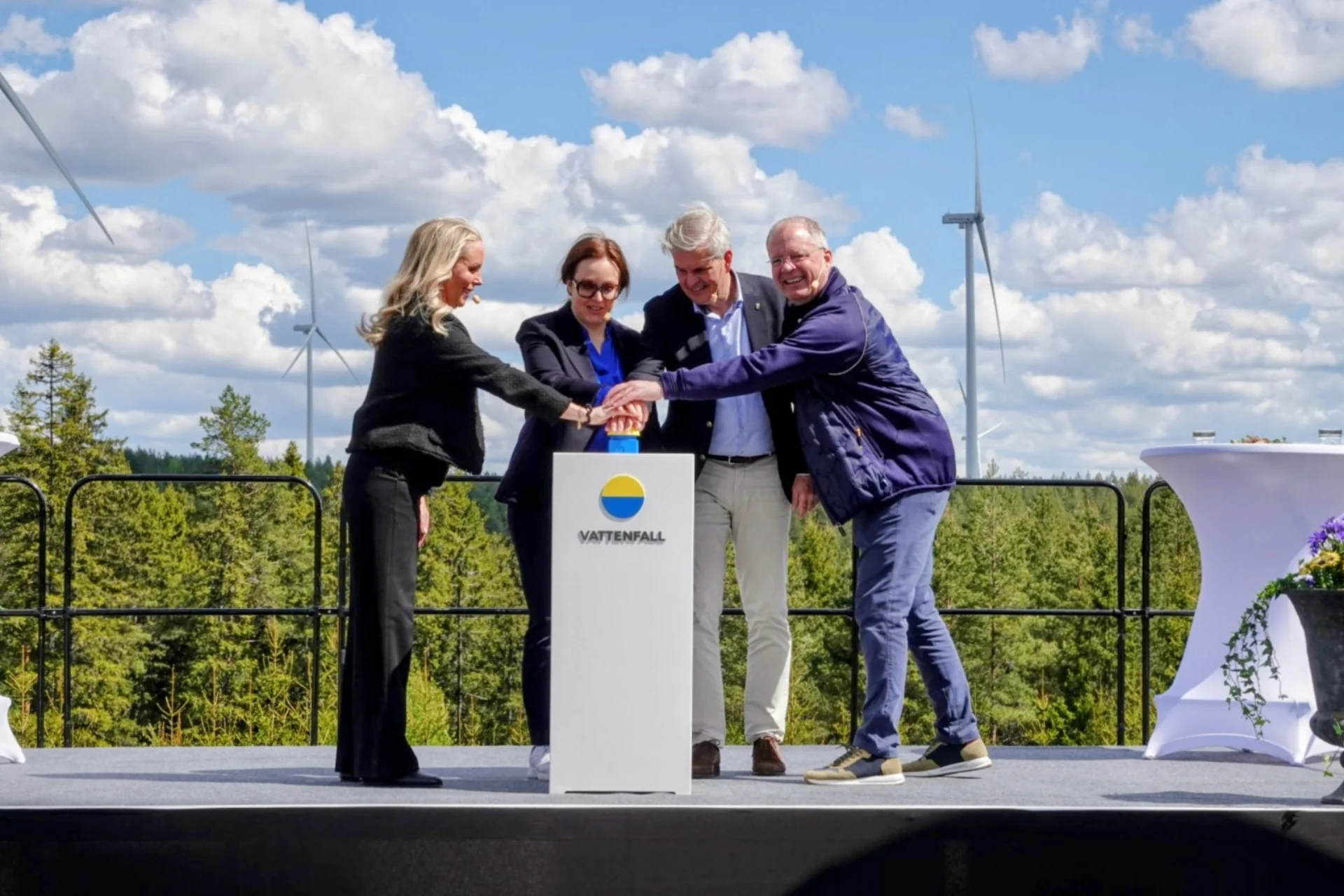 Vattenfall öppnar vindpark - Volvo köper hälften av elen