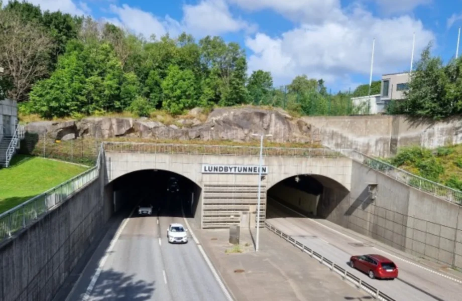 En av Sveriges längsta tunnlar spricker