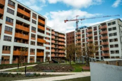 Lägenheter släpar efter på allt varmare marknad