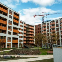 Lägenheter släpar efter på allt varmare marknad