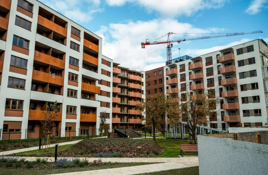 Lägenheter släpar efter på allt varmare marknad