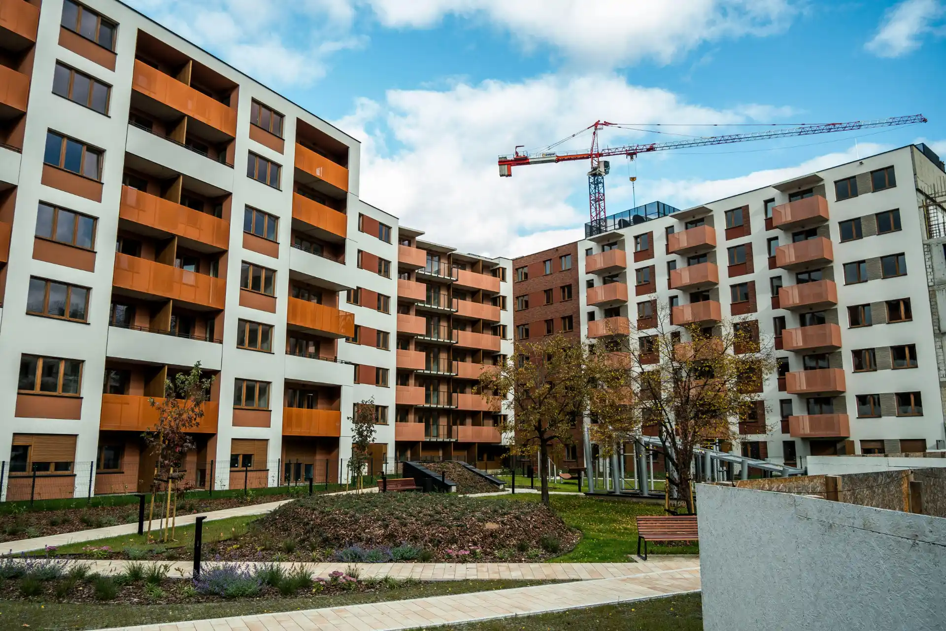 Lägenheter släpar efter på allt varmare marknad