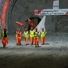 Ljuset når längsta vägtunneln