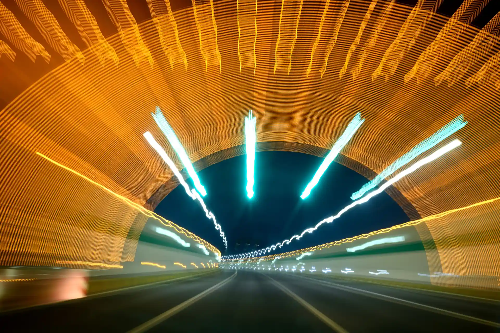 Världens största undervattenstunnel invigd
